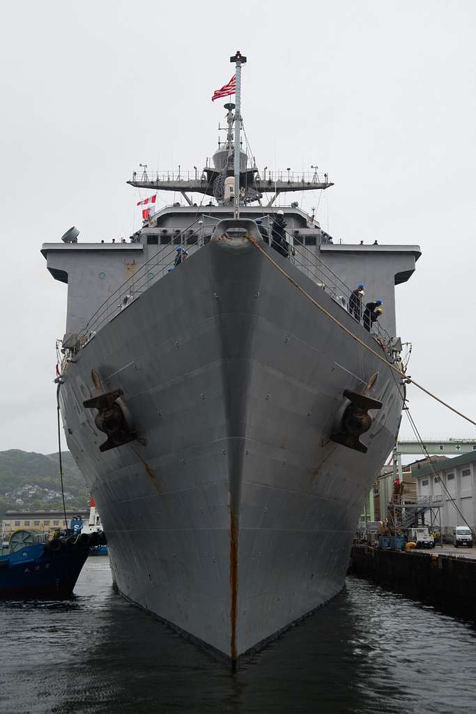 The Amphibious Dock Landing Ship Uss Ashland Lsd Arrives In Sasebo