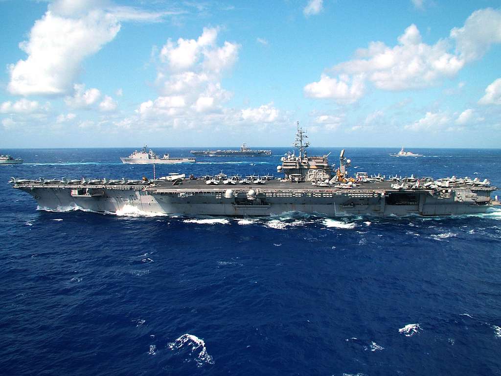 Die Flugzeugtrager USS Kitty Hawk (CV 63) und USS John C