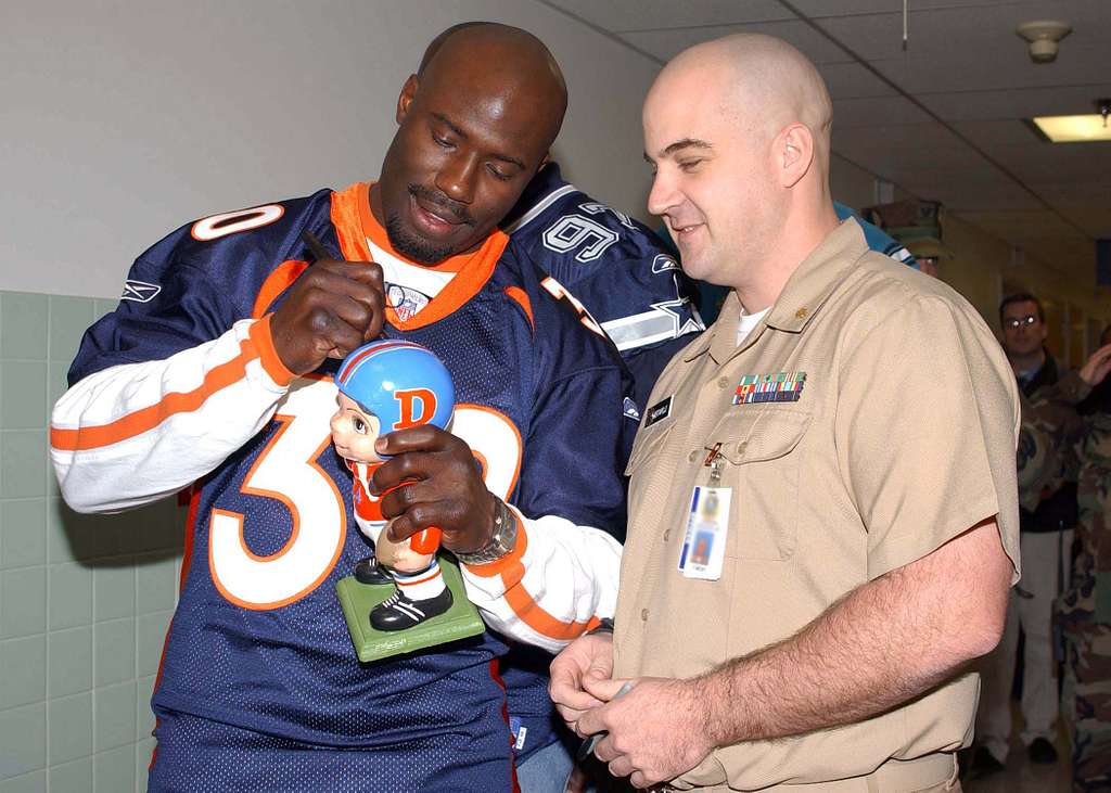 Terrell Davis Signed Denver Broncos Unframed 8x10 Photo - "SB