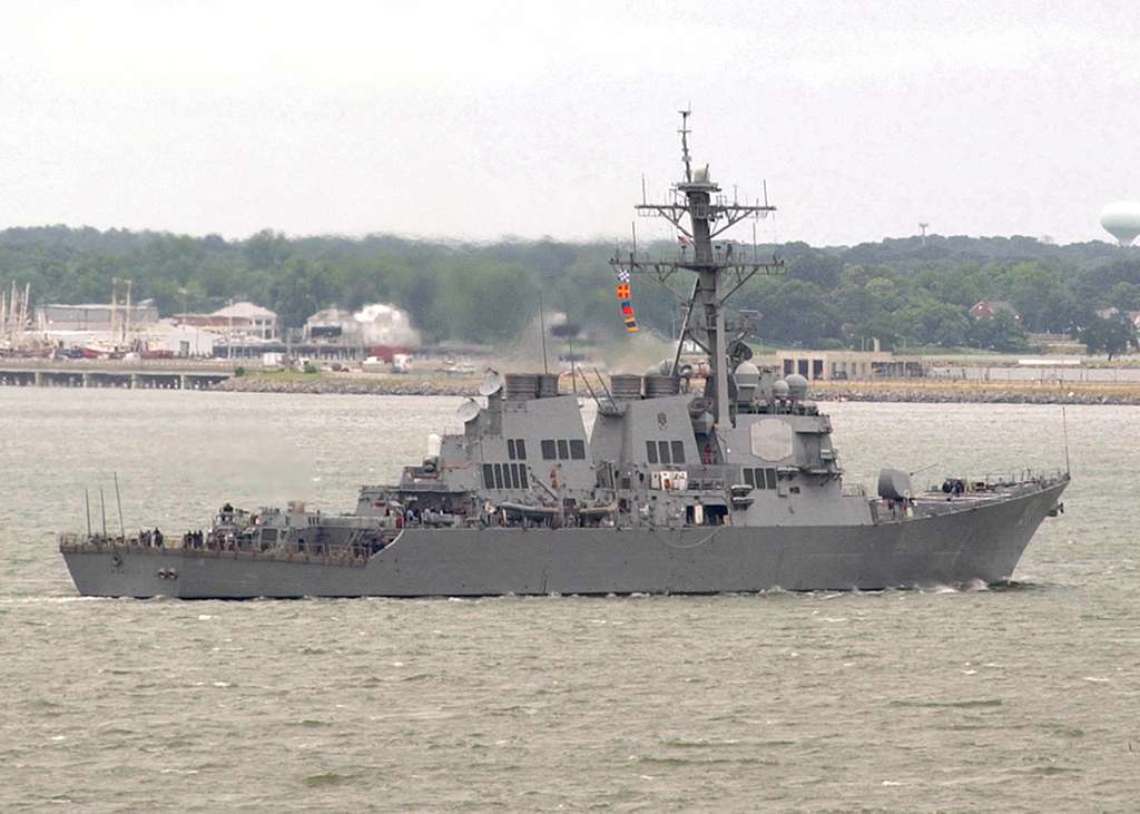 Der Lenkwaffenzerstörer USS Ramage (DDG 61) verlässt zusammen mit ...