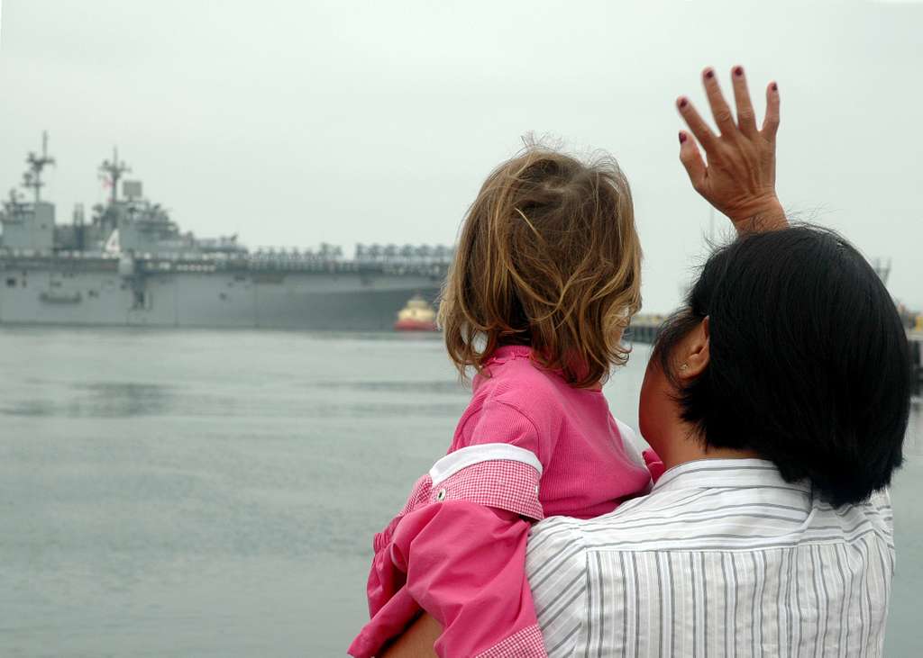 Familienmitglieder winken zum Abschied, als das amphibische Angriffsschiff  USS Boxer (LHD 4) den Marinestützpunkt San Diego zu einem geplanten Einsatz  im Westpazifik verlässt. - PICRYL Public Domain-Suche