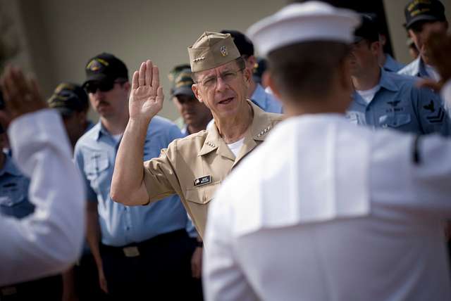 DVIDS - Images - Tampa Bay Rays Mascot and US Sailor [Image 4 of 4]