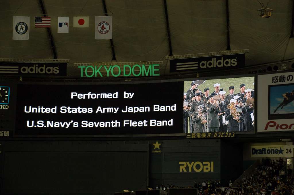 Jumbotron Внутри Tokyo Dome Показывает Членов 7-Го Флота США И.