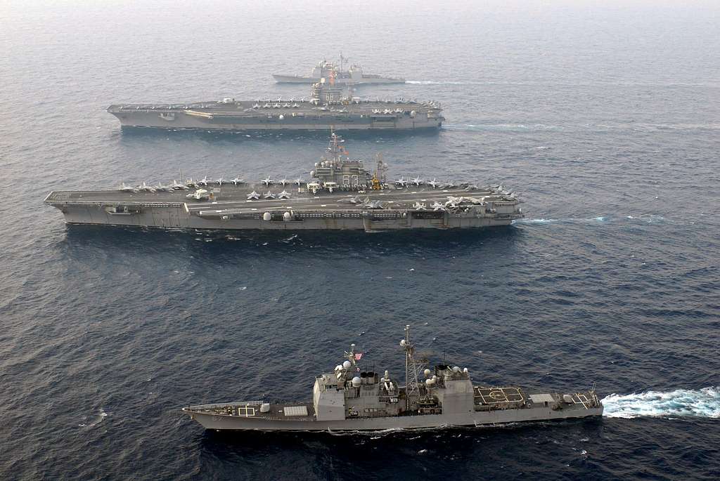 The guided-missile cruiser USS Shiloh (CG 67), front, the aircraft ...