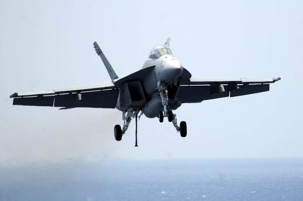 An F/A-18E Super Hornet from Strike Fighter Squadron (VFA) 211 ...