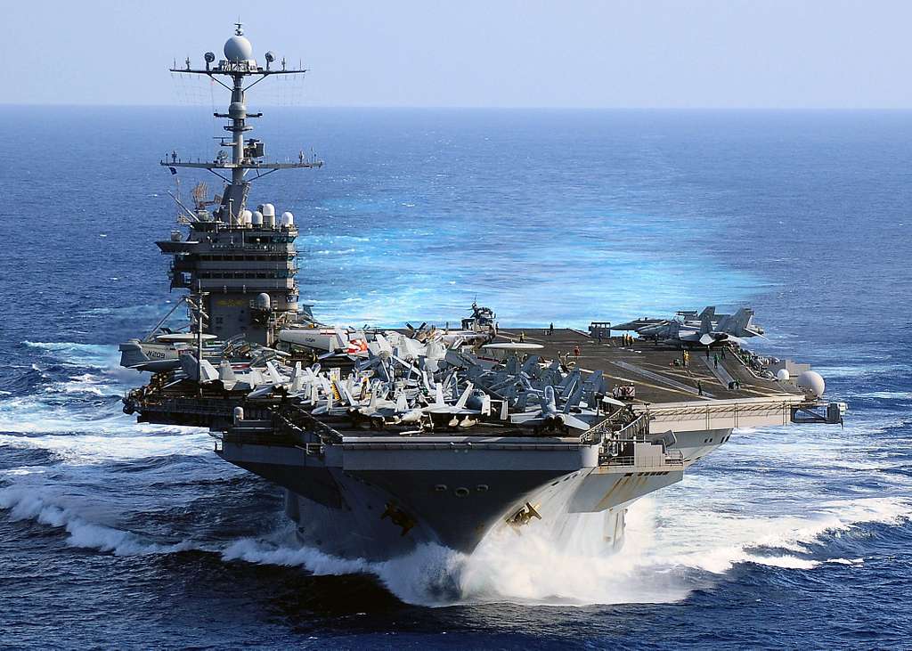 Der Flugzeugträger USS George Washington (CVN 73) Durchquert Den ...