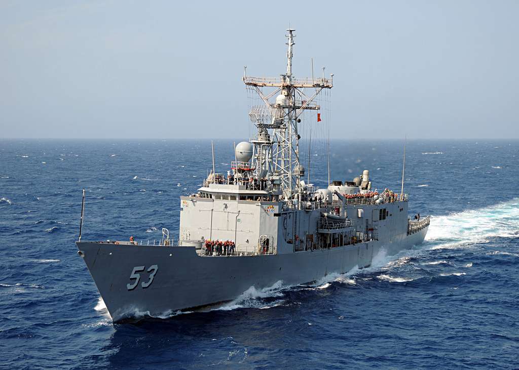 The guided-missile frigate USS Hawes (FFG 53) comes alongside the ...