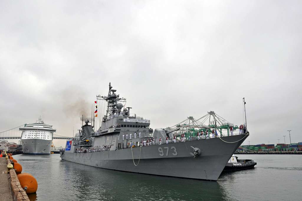 The Republic of Korea destroyer ROKS Yangmanchoon (DDH 973) prepares to ...