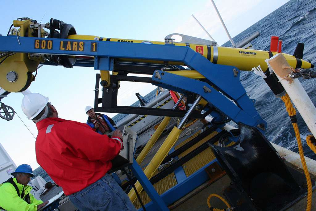 Naval Oceanographic Office surveyors John Suslavage and David Small prepare  to launch autonomous underwater vehicle, REMUS 600 - PICRYL - Public Domain  Media Search Engine Public Domain Search