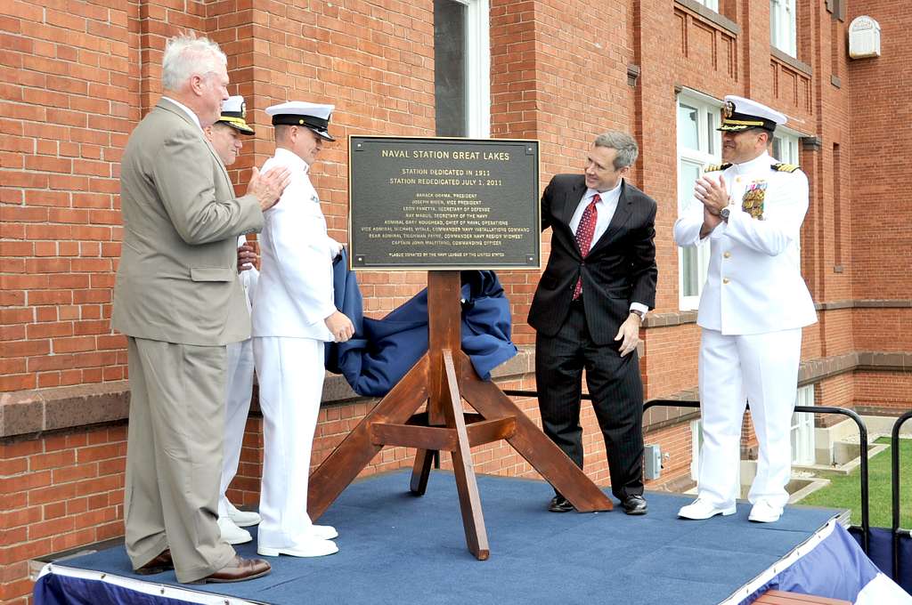 File:More than 100 U.S. Sailors from Navy Region Midwest, Navy Recruiting  Chicago and Naval Station