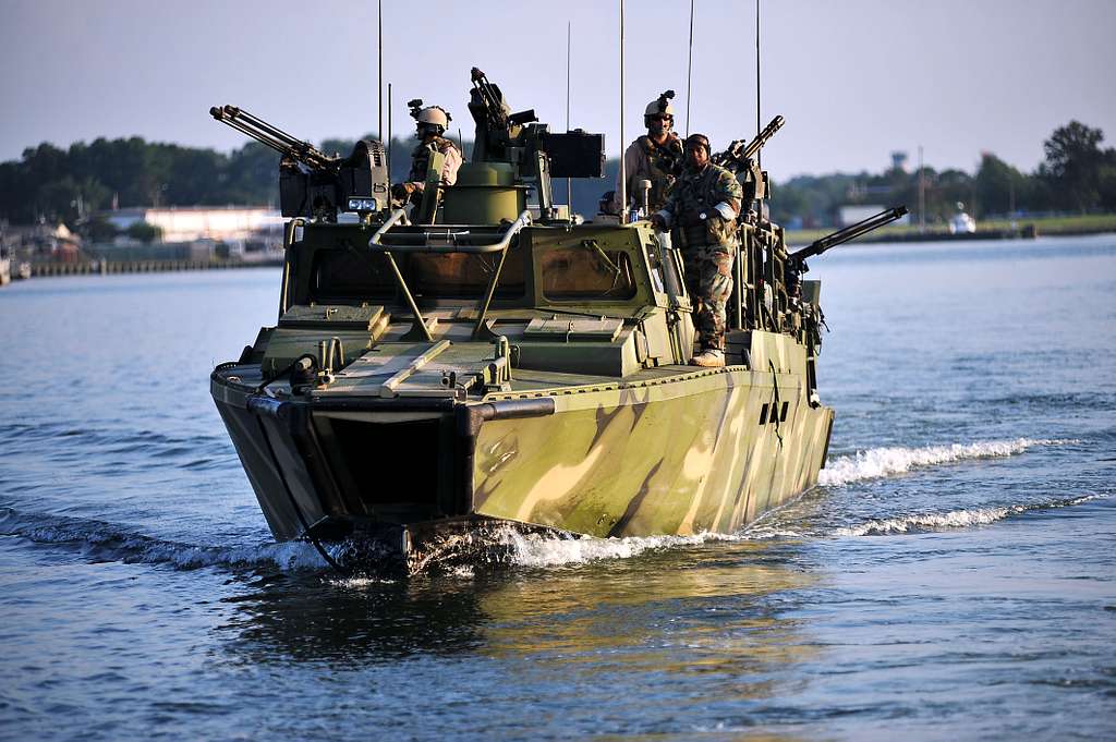 Речные силы. Combat Boat 90 военный катер. Военный катер Раптор. Десантный катер cb90 Wiki. Stridsbat-90h.