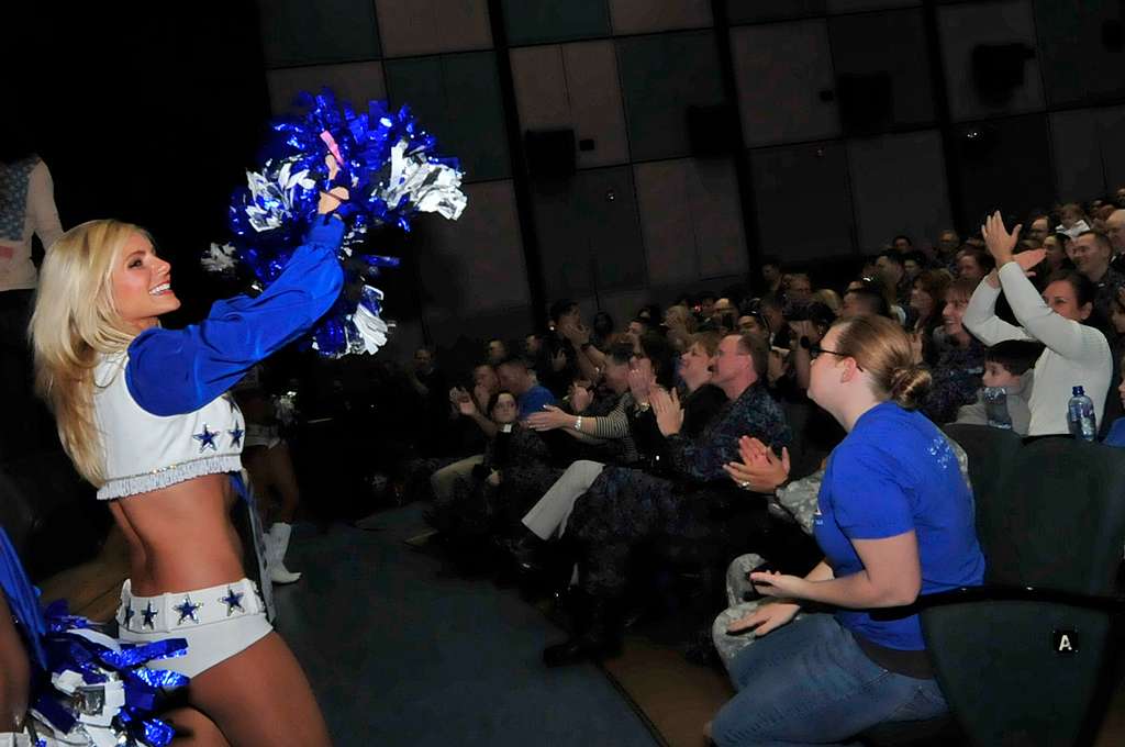 Dallas Cowboys cheerleaders visit fans at nursing home in Grand Saline