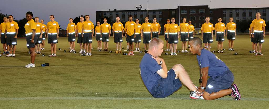 Navy chiefs demonstrate how to do a proper curl up to Officer