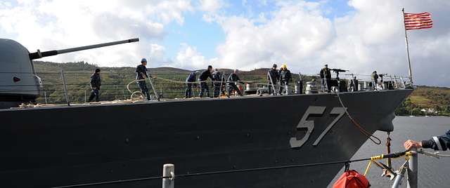 https://cdn14.picryl.com/photo/2012/09/30/sailors-aboard-the-guided-missile-destroyer-uss-mitscher-ddg-57-haul-in-a-line-7023c2-640.jpg