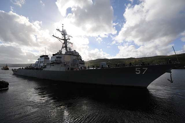 DVIDS - Images - USS Mitscher sliding pad eye maintenance [Image 7
