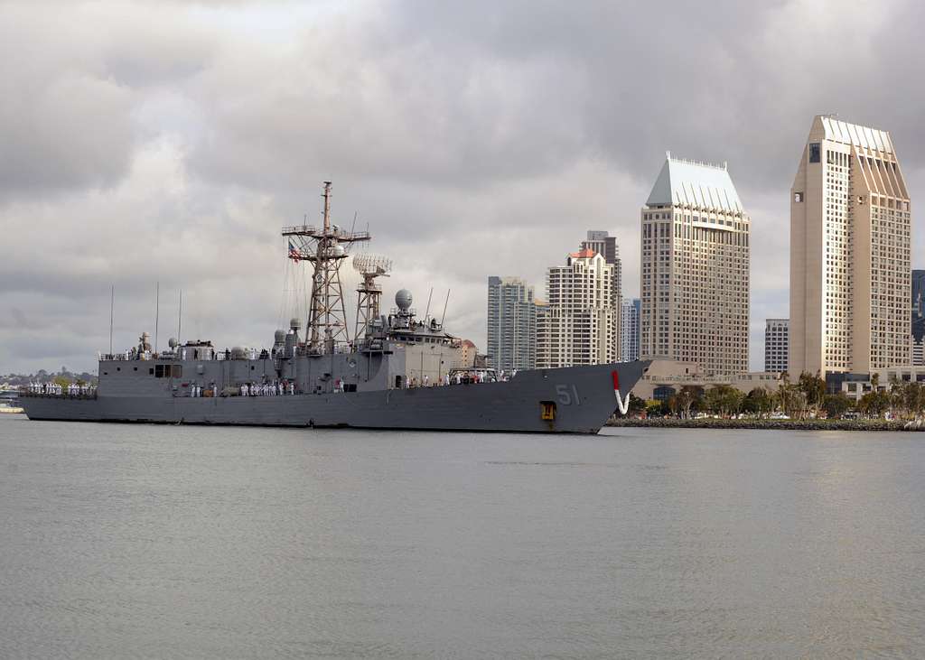 Фрегат s. USS Stark (FFG-31).