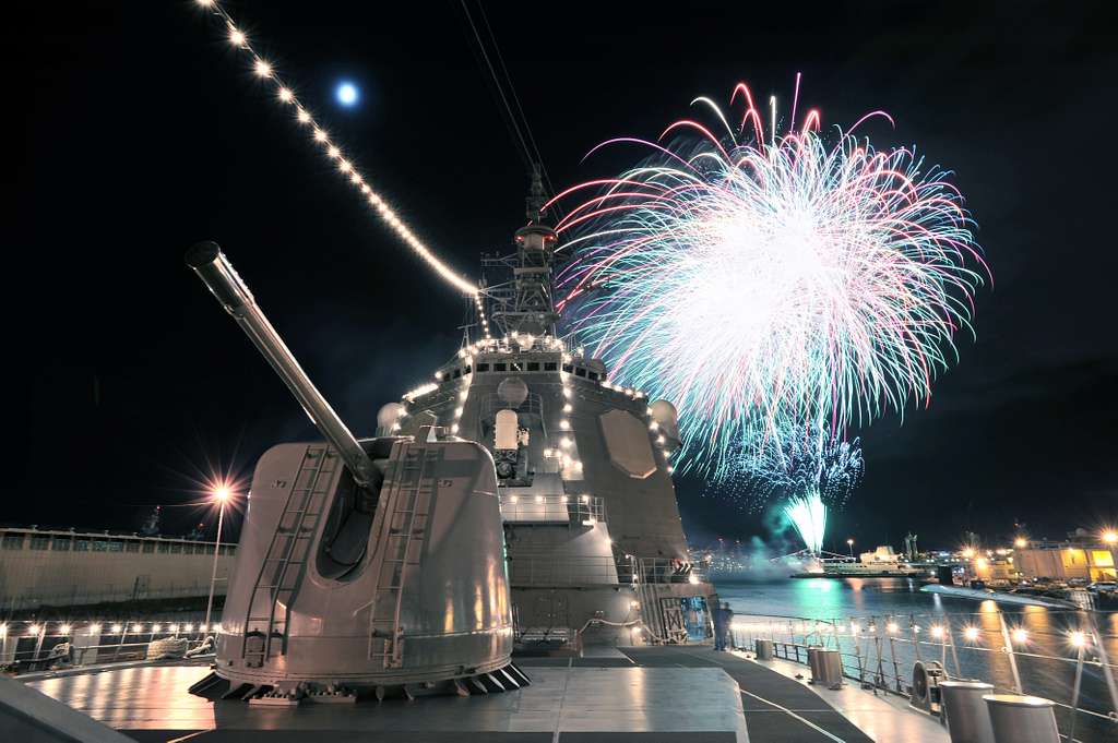 File:US Navy 080704-N-0641S-091 Fireworks illuminate the night sky aboard  Naval Station Pearl Harbor during a 4th of July celebration.jpg - Wikimedia  Commons