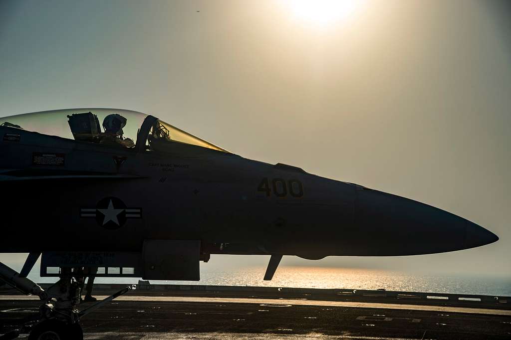 An F/A-18E Super Hornet assigned to the Gunslingers of Strike Fighter ...