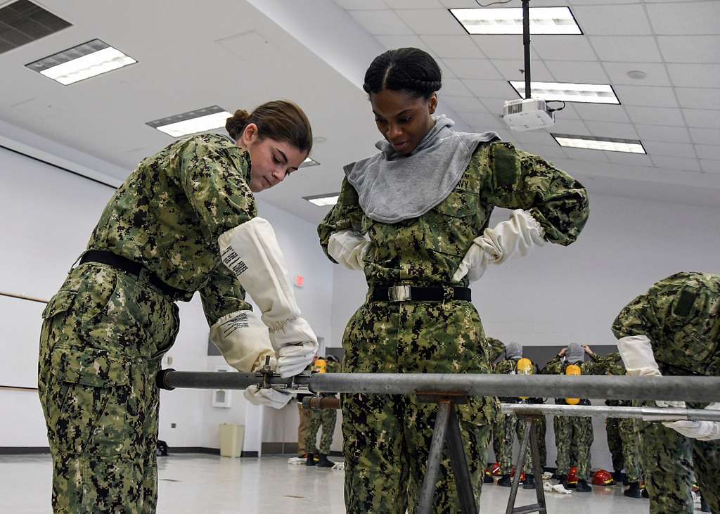 DVIDS - Images - Sailors Use Rope to Secure a Soft Patch to a Pipe During  Pipe-Patching Training [Image 3 of 3]