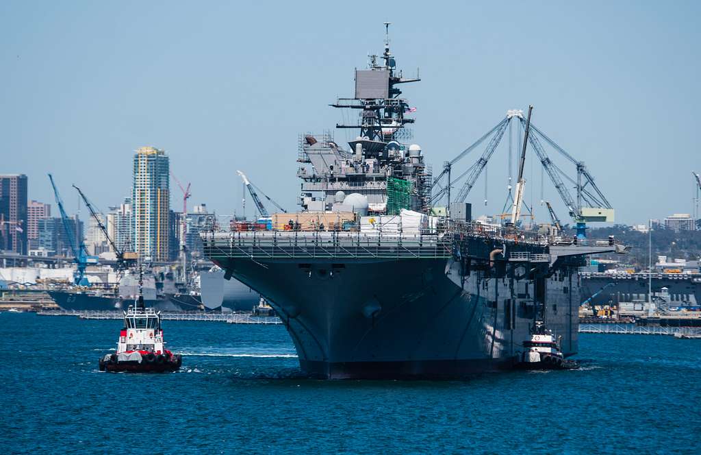 The amphibious assault ship USS Makin Island (LHD 8) transits toward ...