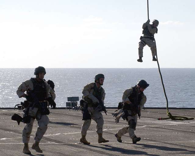 DVIDS - Images - Navy SEALs conduct Fast Rope Insertion/Extraction